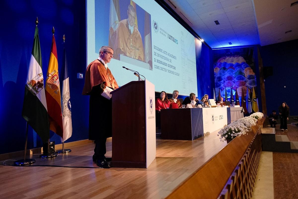 Bernardo Quintero, pronunciando este jueves su discurso tras su nombramiento como doctor ´honoris causa' de la UMA.