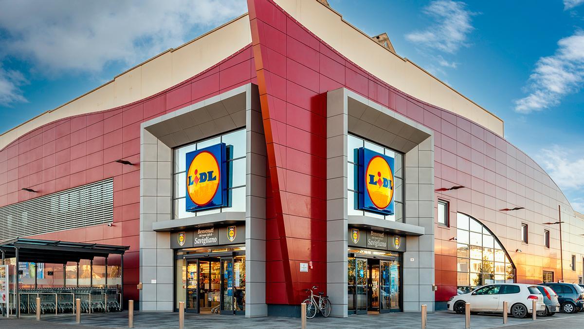 Lidl se despide de la fregona con el aspirado que barre y friega: mañana se esperan colas kilométricas para conseguir el bastón limpiador que baja su precio