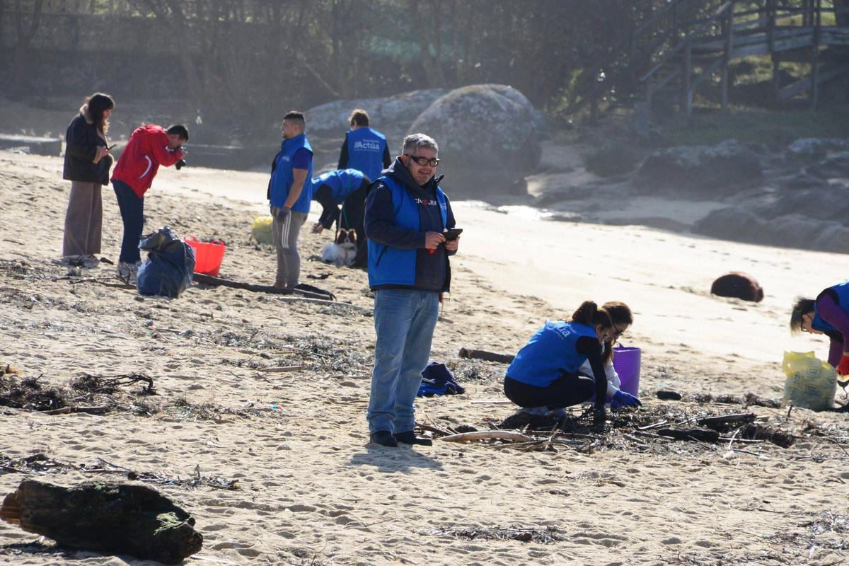 La limpieza de la playa de Area de Bon, en Bueu, en imágenes (I)