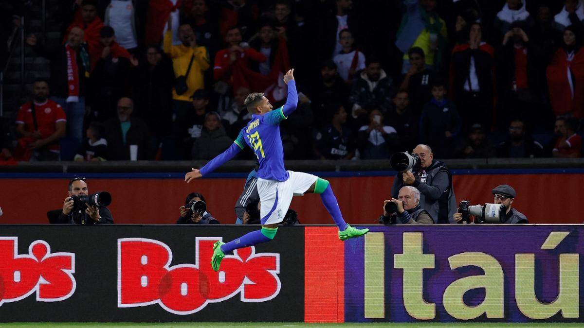 Raphinha celebra el primero de sus dos goles a Túnez con la selección brasileña.