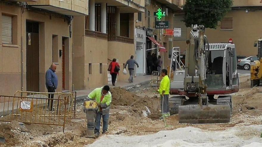 Los operarios se encargan estos días de las obras en la calle Pintor Villacis de Mula.