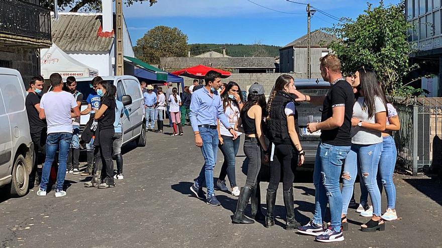 Ambiente en el mercado de A Gouxa, que agota las existencias de carne