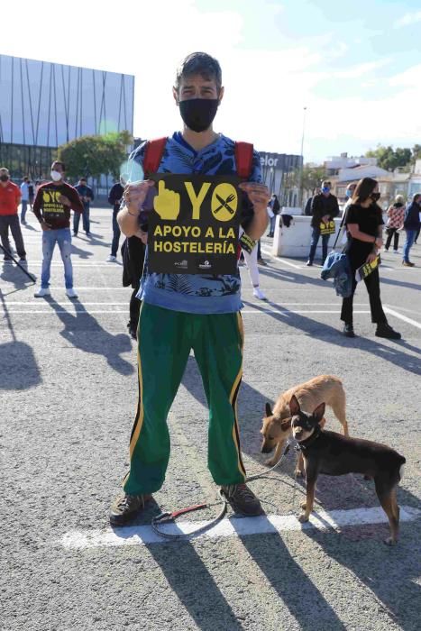 Hosteleros colapsan el centro de Lorca reclamando la apertura de sus negocios