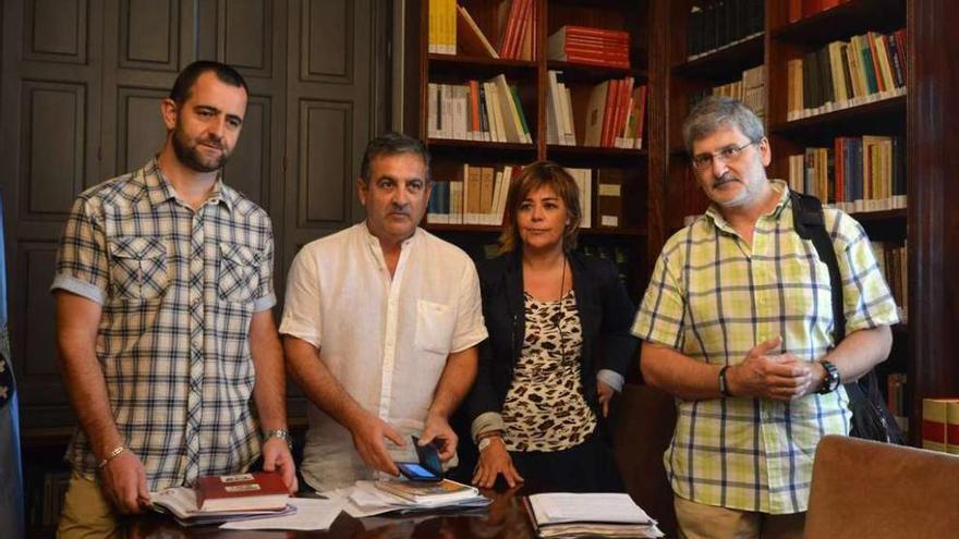 Representantes de las centrales sindicales de la administración de Justicia ayer en la Audiencia. // G. S.