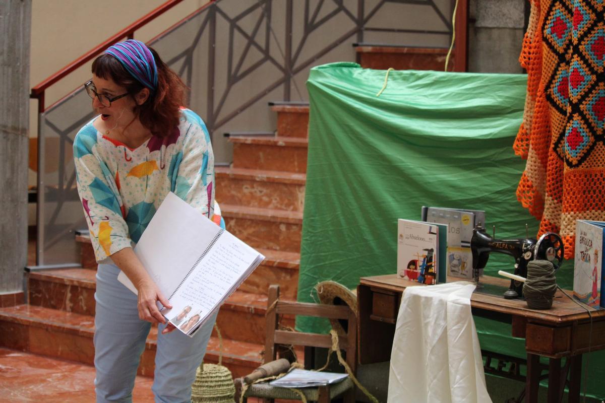 Actividad cultural con niños en la biblioteca de El Campello.