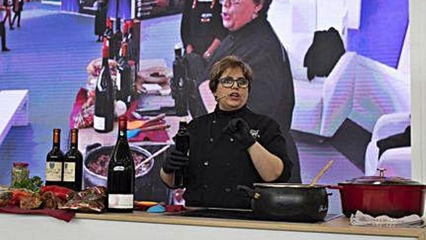 La fermosellana Mar Marcos explica las bonanzas del aceite de la zona.