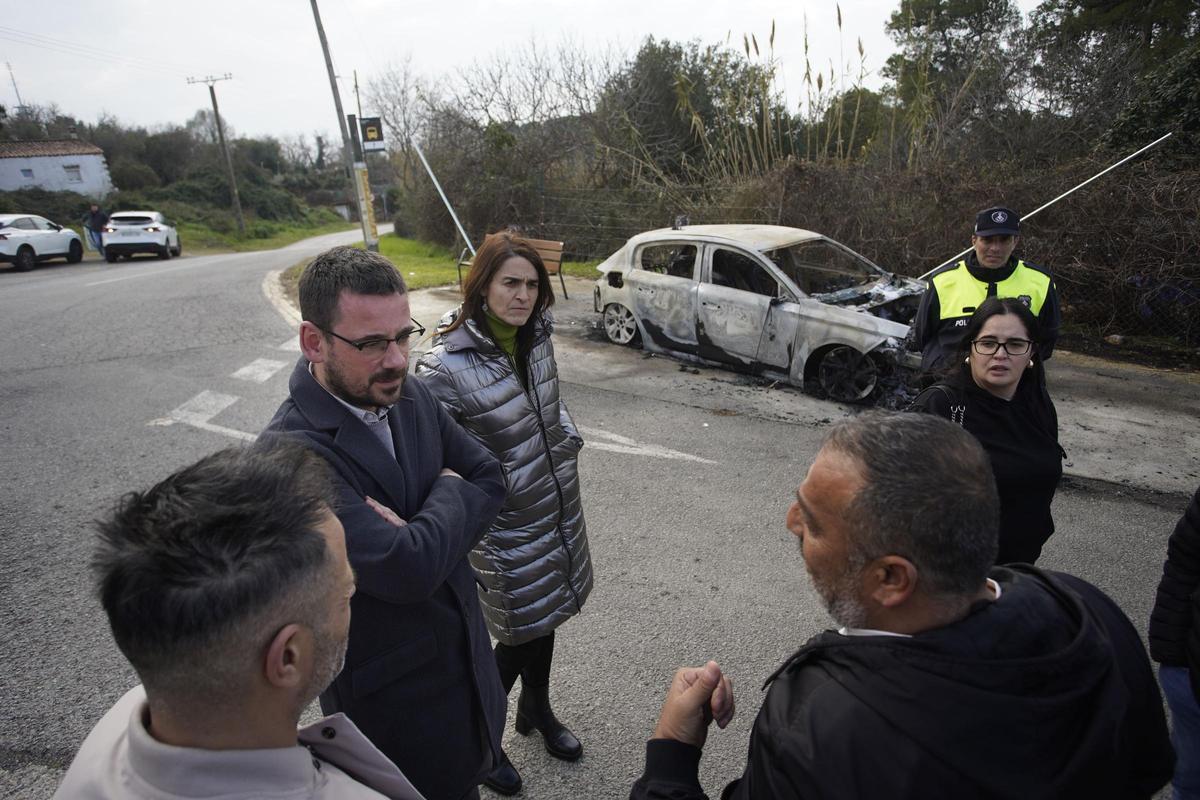 Cremen dos cotxes de matinada i apareixen pintades a Girona Cremen dos cotxes de matinada i apareixen pintades a Girona