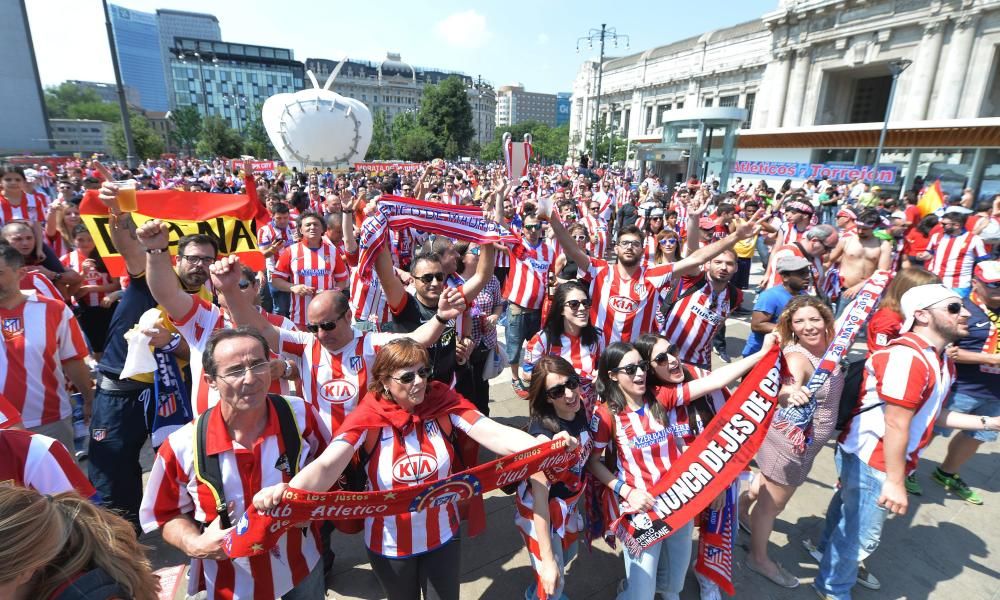 Las aficiones de Madrid y Atlético toman el centro de Milán en las horas previas al partido.