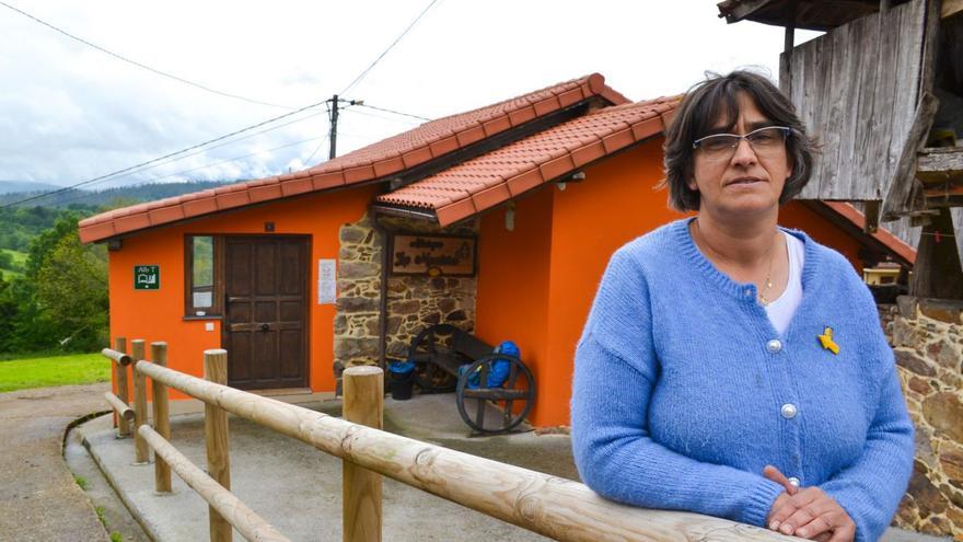 Isabel Fernández, delante del albergue La Montera, que regenta en Borres desde 2019.