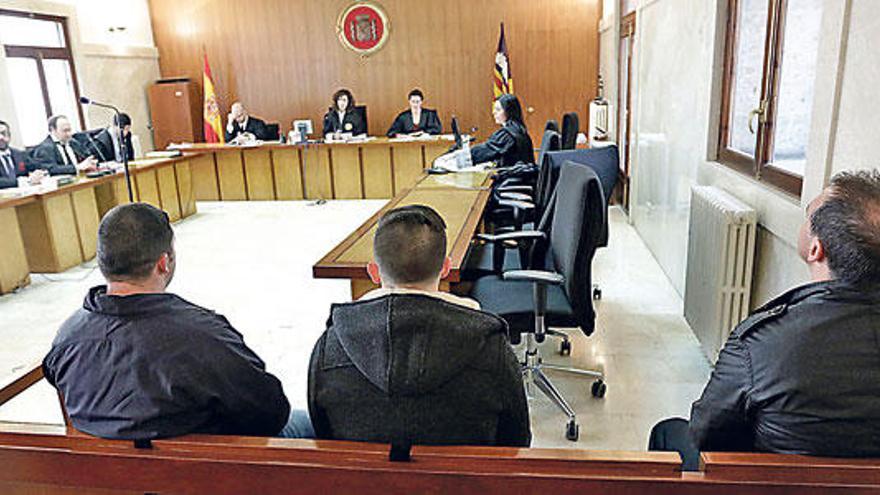 El vigilante de la playa (izquierda), junto a los dos guardias civiles condenados por la Audiencia.