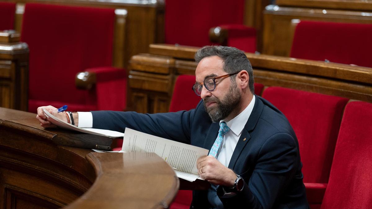 El 'conseller' de Territori, Juli Fernàndez, este miércoles en el pleno del Parlament