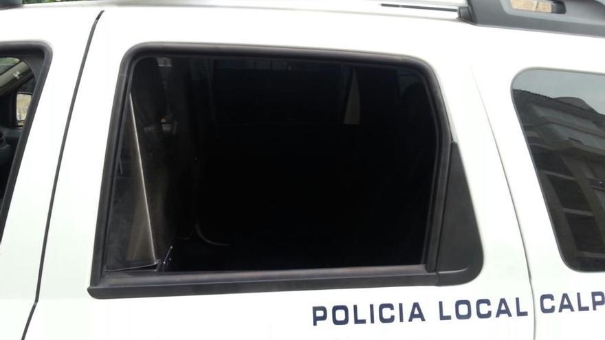 Un detenido en Calp rompe a cabezados y patadas la ventanilla del coche policial