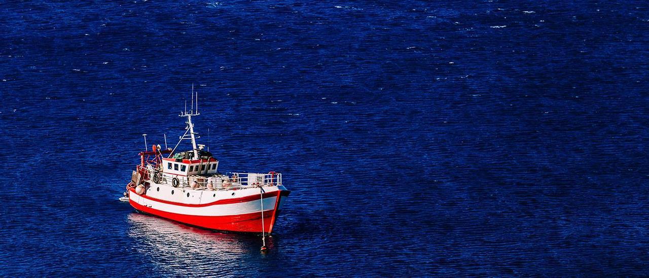 Un barco vuelve de faenar en el Atlántico