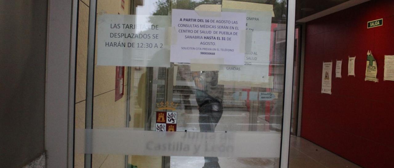 Carteles en el Centro de Salud de Puebla que adviertende la escasez de médicos. | A. S.