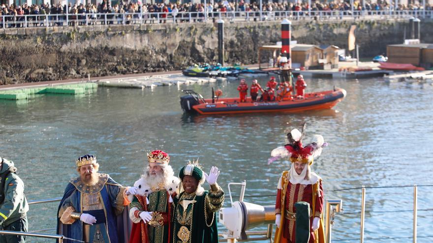 Los Reyes Magos llegan a Gijón en barco