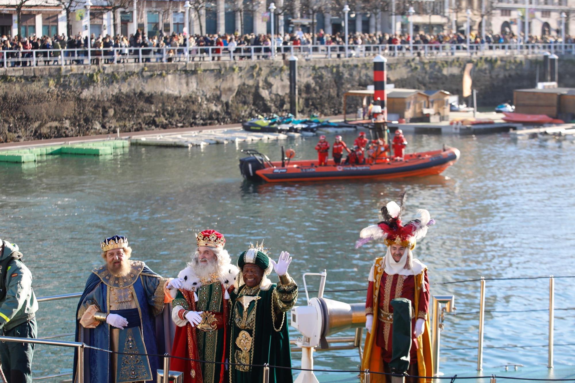 Los Reyes Magos llegan a Gijón en barco