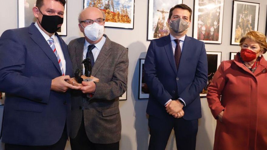 Luis Martín recibe ayer el premio de la asociación Fococor.
