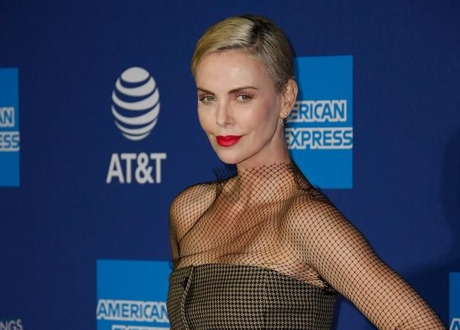 Charlize Theron con malla en los Premios de Cine de Palm Springs