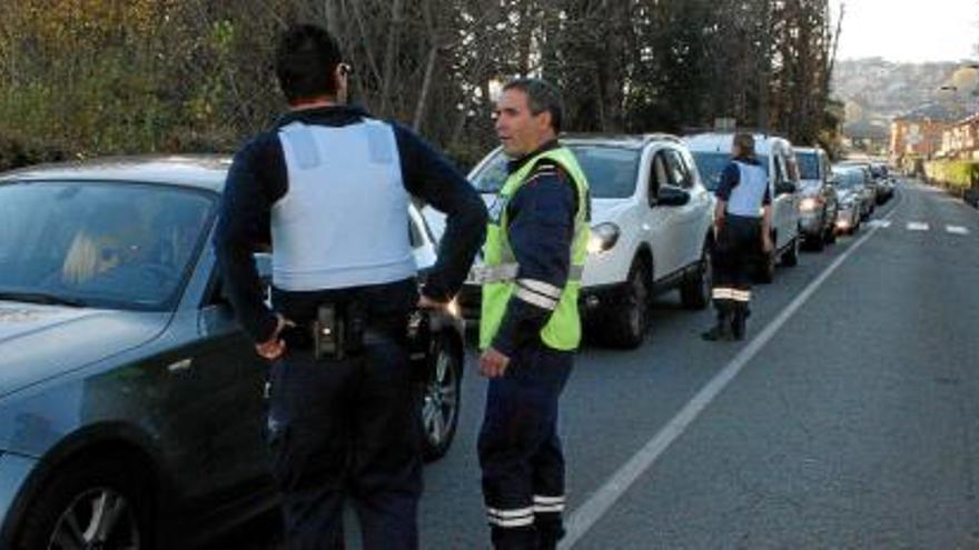 Agents duaners miraven el document d&#039;identitat de totes les persones que volien entrar a territori francès per la frontera cerdana, ahir