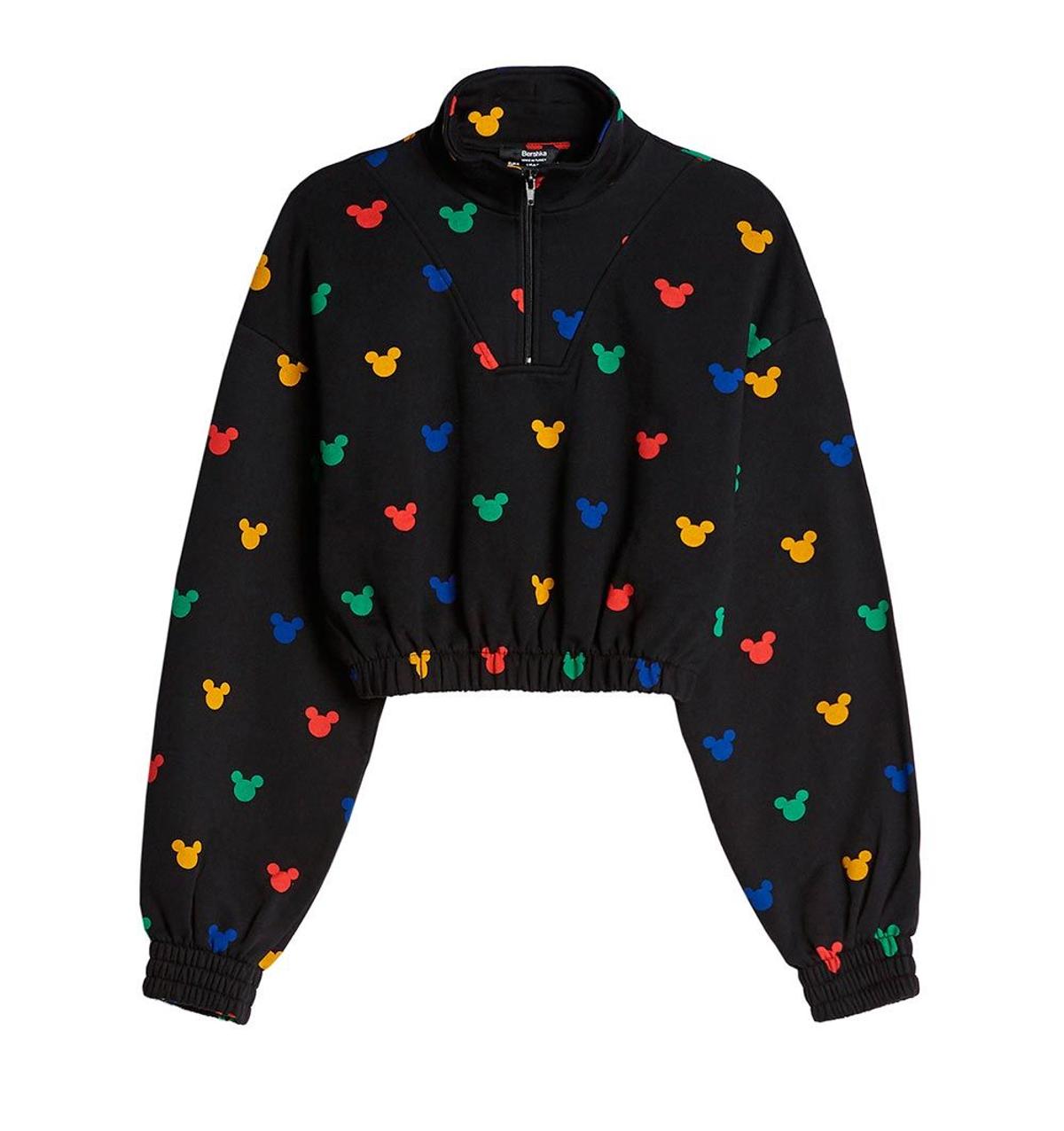 Sudadera negra con cremallera de la colección de Mickey Mouse de Bershka. (Precio: 17,99 euros)