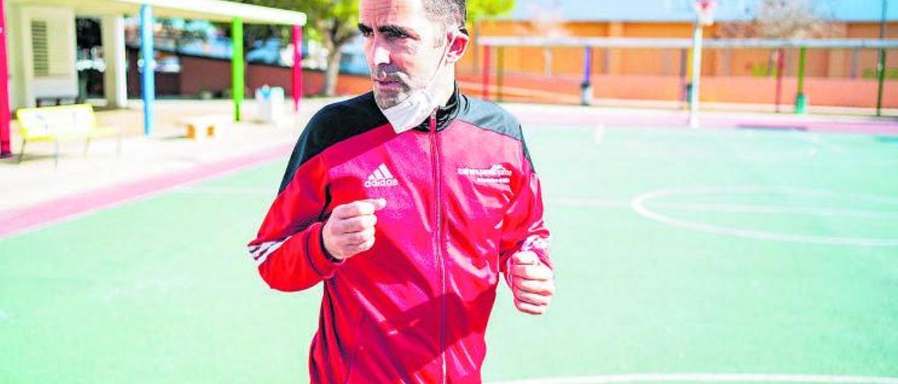 L’atleta Javier Soto, al pati de l’escola Portal Nou, on va protagonitzar una trobada amb escolars.