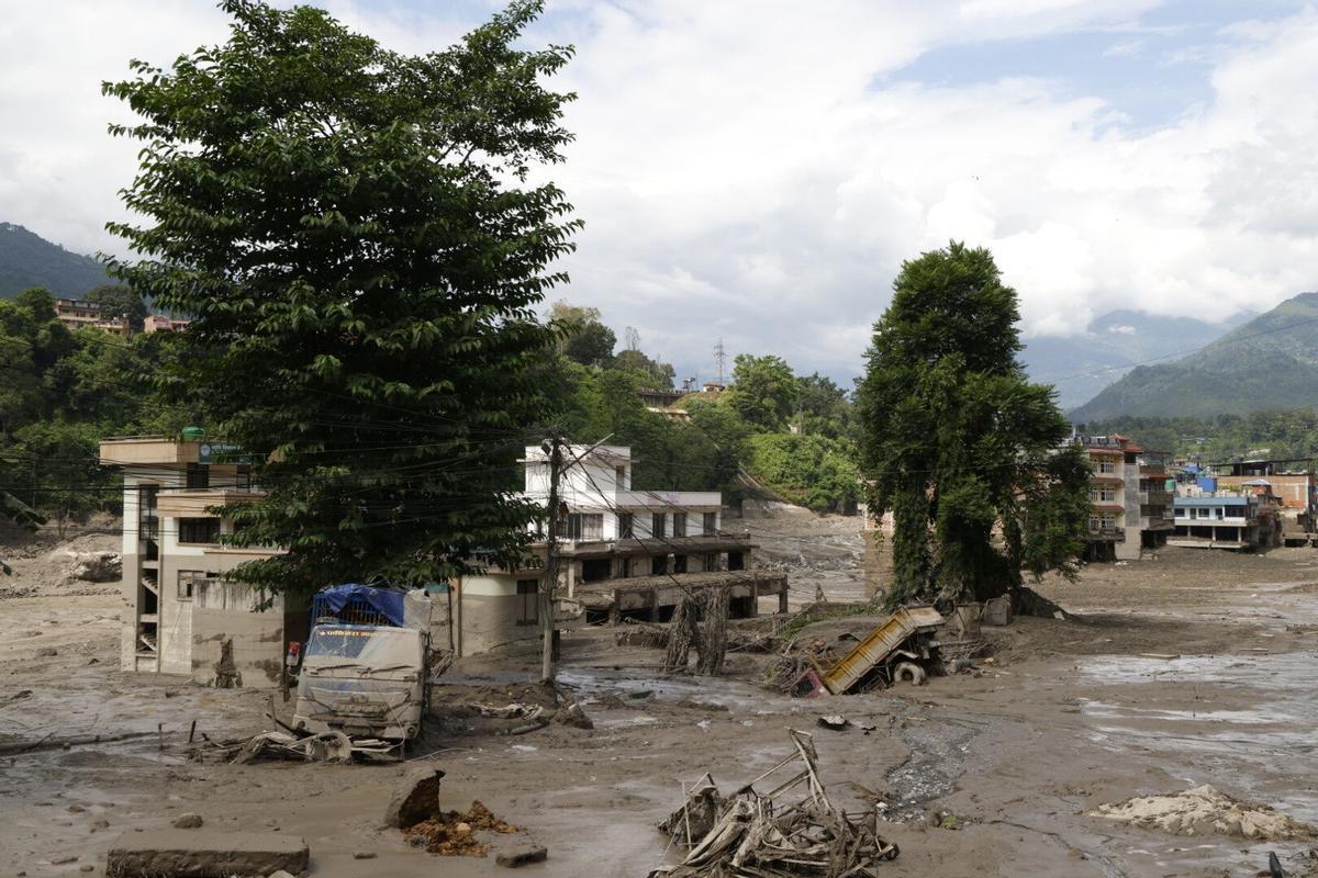 Nepal ha sufrido con esta riada el desastre más devastador desde el terremoto de 2015, que se cobró casi 9.000 vidas. Varias poblaciones de los distritos de Rasuwa y Nuwakot, a orillas del río Bhotekoshi, son las más afectadas. Nepal ha sufrido con esta riada el desastre más devastador desde el terremoto de 2015, que se cobró casi 9.000 vidas. Varias poblaciones de los distritos de Rasuwa y Nuwakot, a orillas del río Bhotekoshi, son las más afectadas.