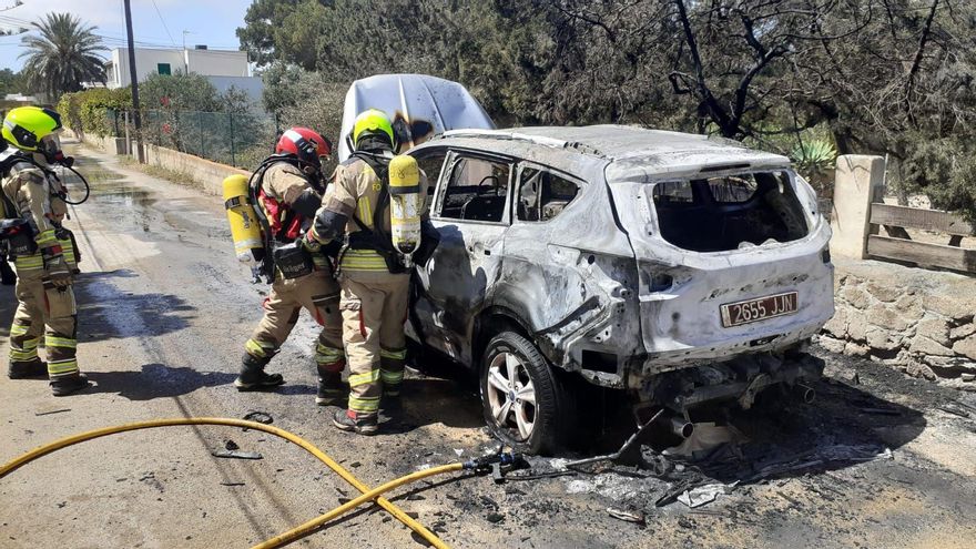 Alarma por el incendio de un vehículo en Formentera