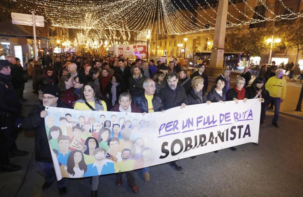 Rund 1.500 Personen sind am Freitagabend (30.12.) auf Mallorca auf die Straße gegangen, um politische Eigenständigkeit für die "Països Catalans", also die katalanischsprachigen Landesteile Katalonien und Balearen, innerhalb Spaniens zu fordern.