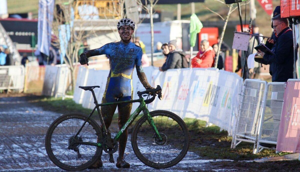 Benjamín Noval celebra su victoria en el campeonato de España cadete de ciclocross