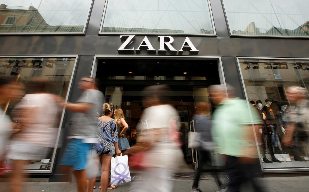 People walk past a Zara store, an Inditex brand, in central Barcelona, Spain, September 20, 2016. REUTERS/Albert Gea