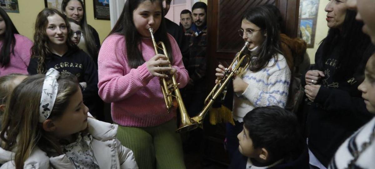 Dos niñas tocan trompetas en la sede de la cofradía. | Ricardo Solís 