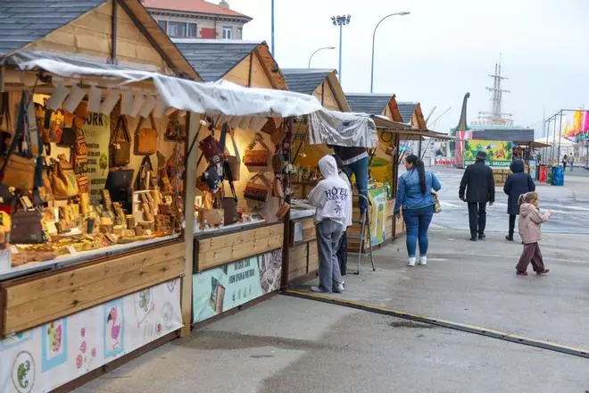 Los coruñeses disfrutan de Porto Feria a pesar de la lluvia