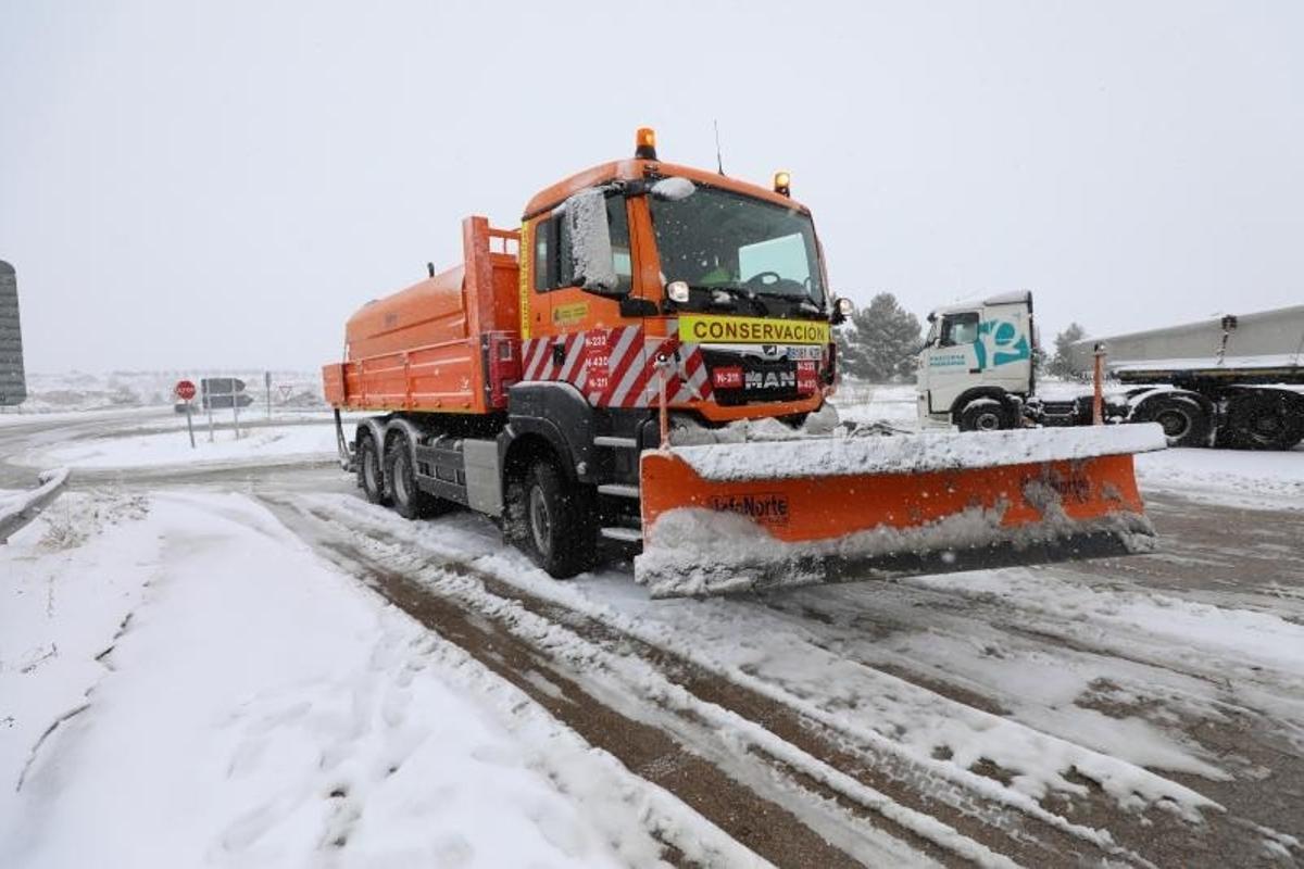 Máquina quitanieves limpiando una carretera aragonesa.