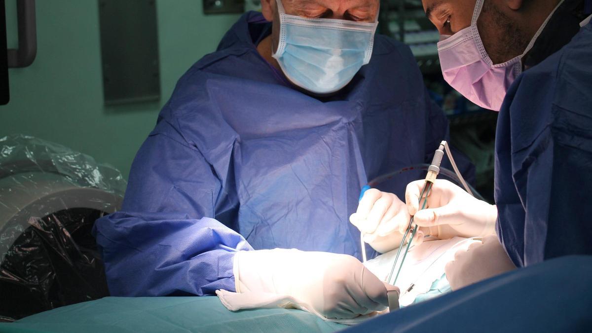Una operación en los quirófanos del Servet, en una imagen de archivo.