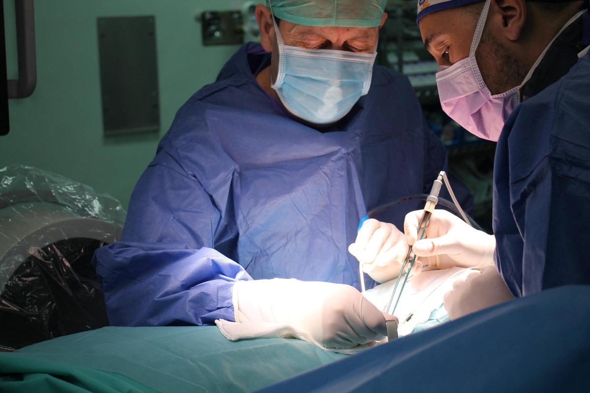 Una operación en los quirófanos del Servet, en una imagen de archivo.