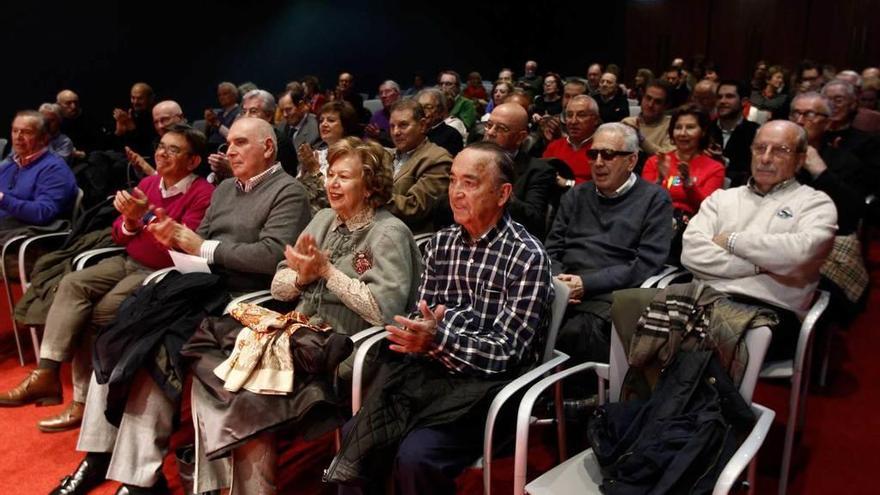 Público en la conferencia de Manuel Lafuente. En la primera fila, segundo por la izquierda, Roberto Sánchez Ramos, concejal de Cultura del Ayuntamiento de Oviedo.