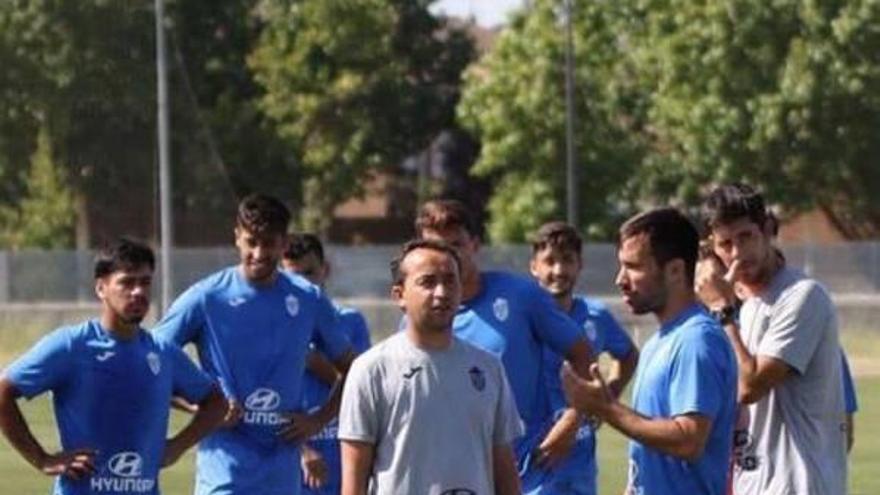 El técnico De la Morena habla con Xisco durante un entreno.