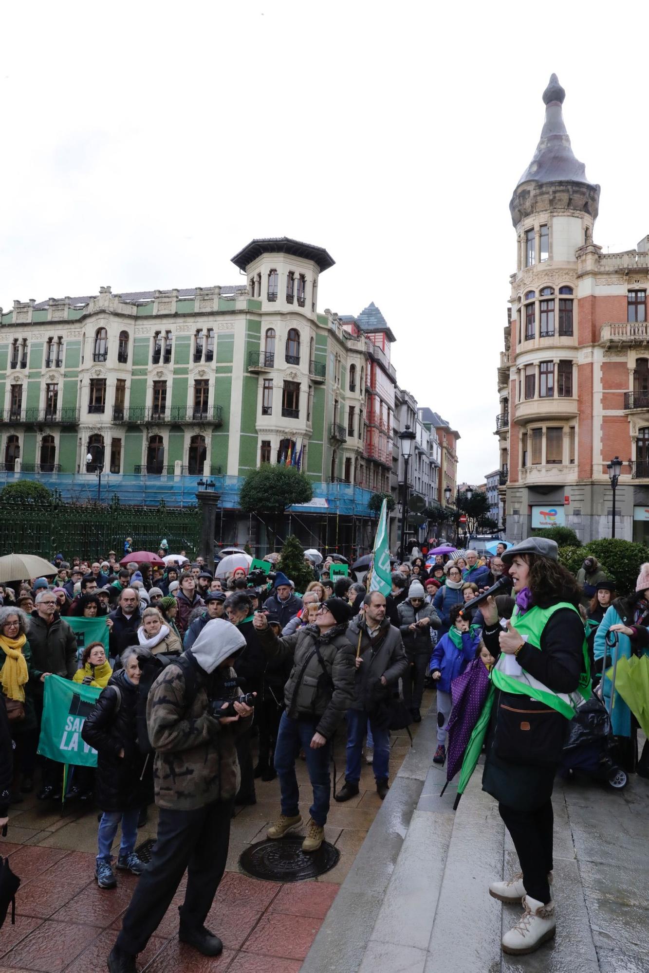 "La Vega no se vende, La Vega se defiende": así fue la concentración de Salvemos La Vega en Oviedo