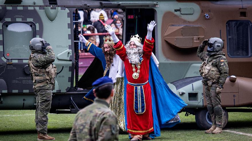 Los Reyes Magos llegan a Logroño en helicóptero y son recibidos por 13.000 riojanos