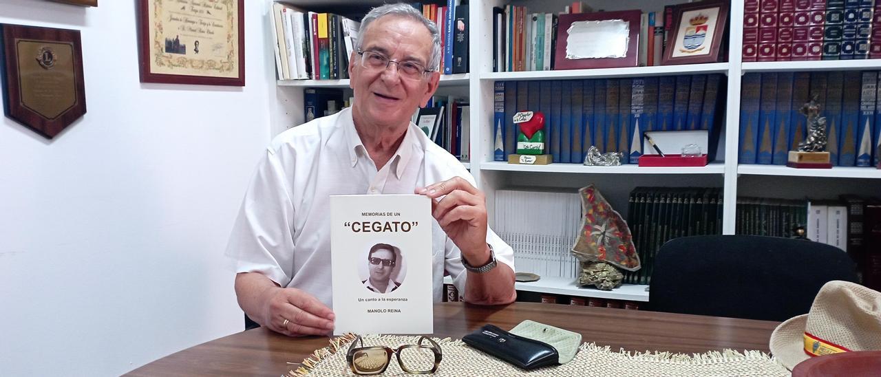 El autor, esta semana en su oficina en El Perchel con sus memorias y las gafas que usaba de 24 dioptrías.