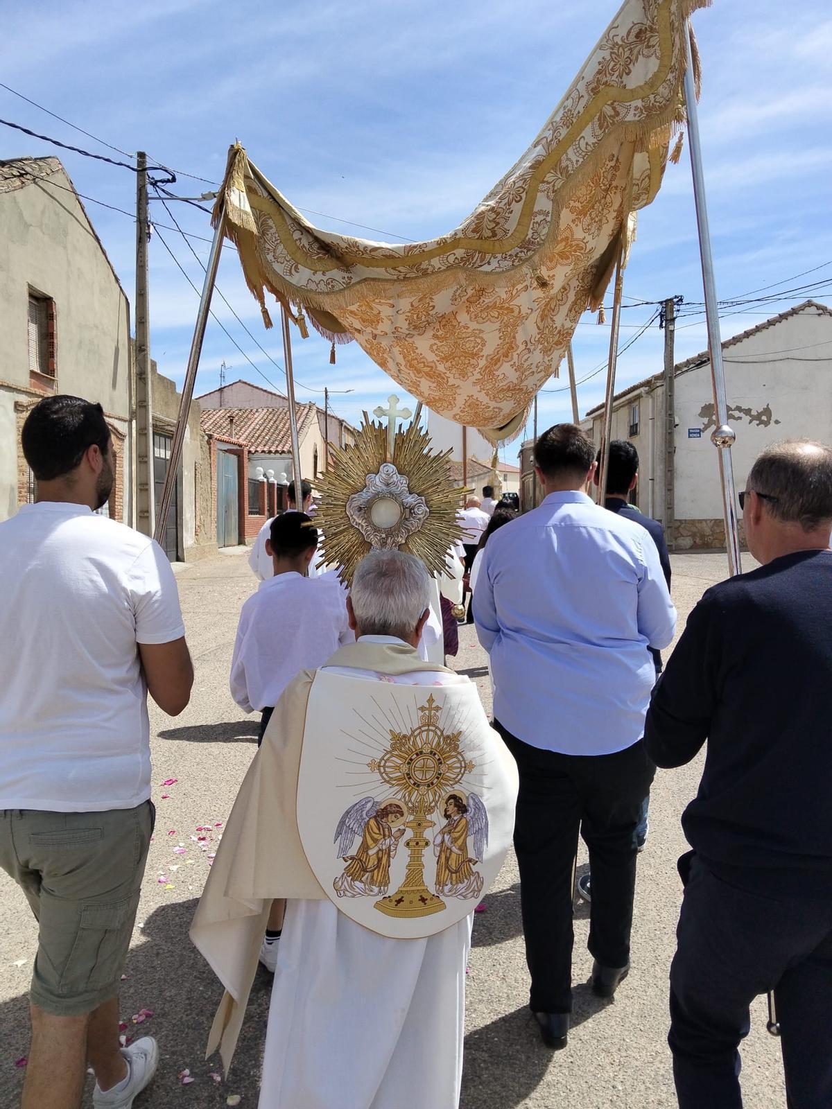 GALERÍA | El Corpus Christi impregna de devoción los pueblos de Zamora