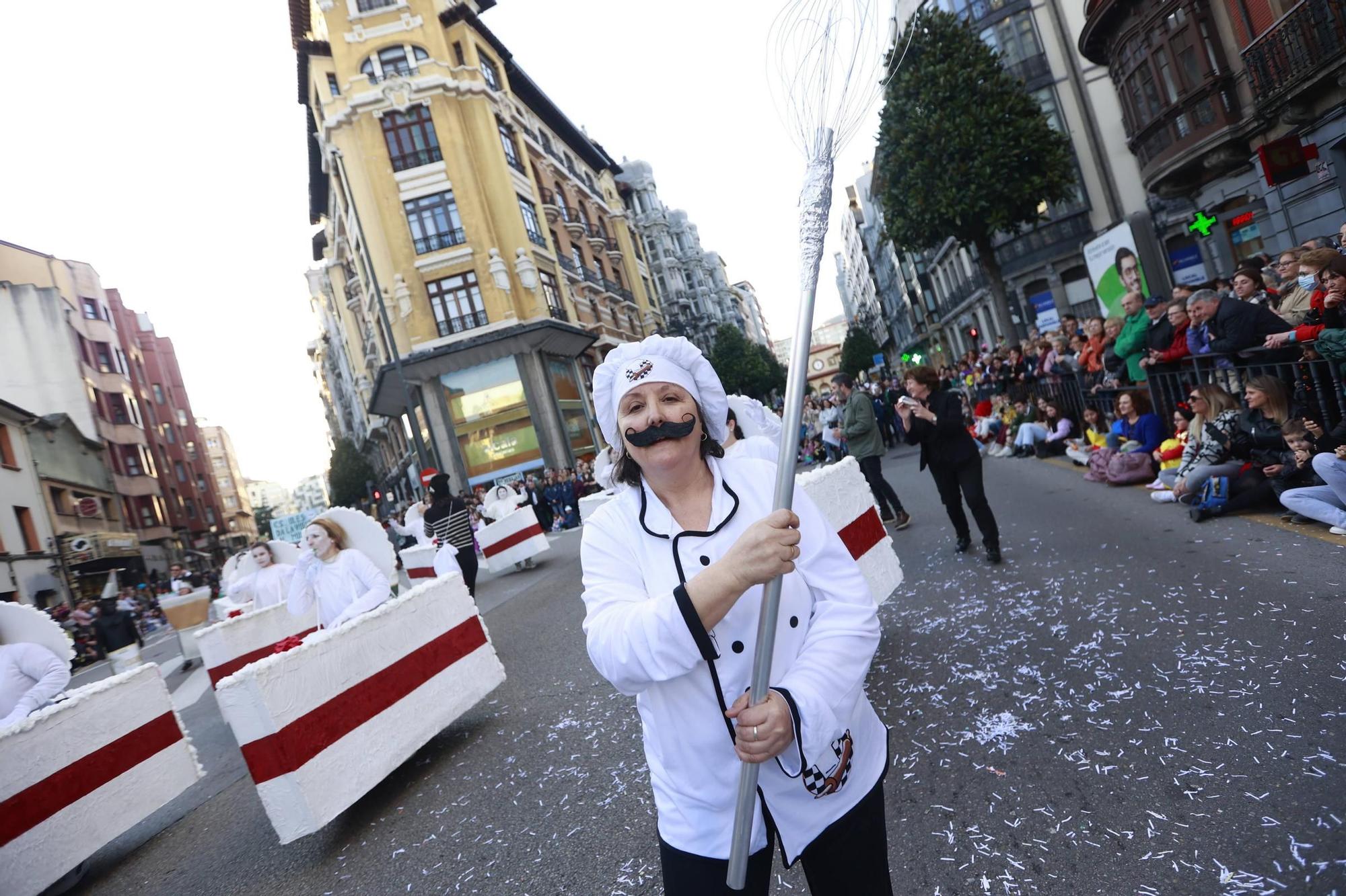 El Carnaval llena de color y alegría las calles de Oviedo