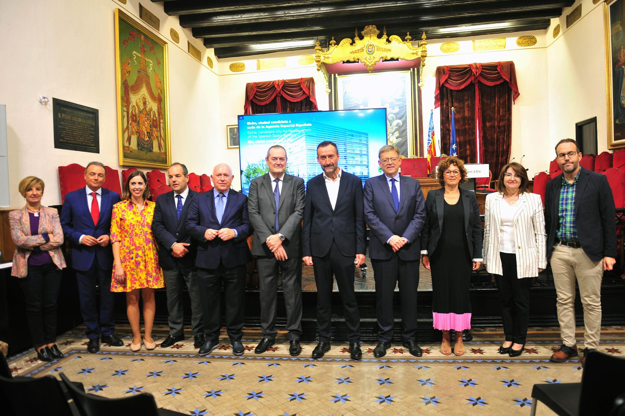 González, Puig y Bueno con algunos de los representantes del tejido económico y social que apoyan la candidatura.