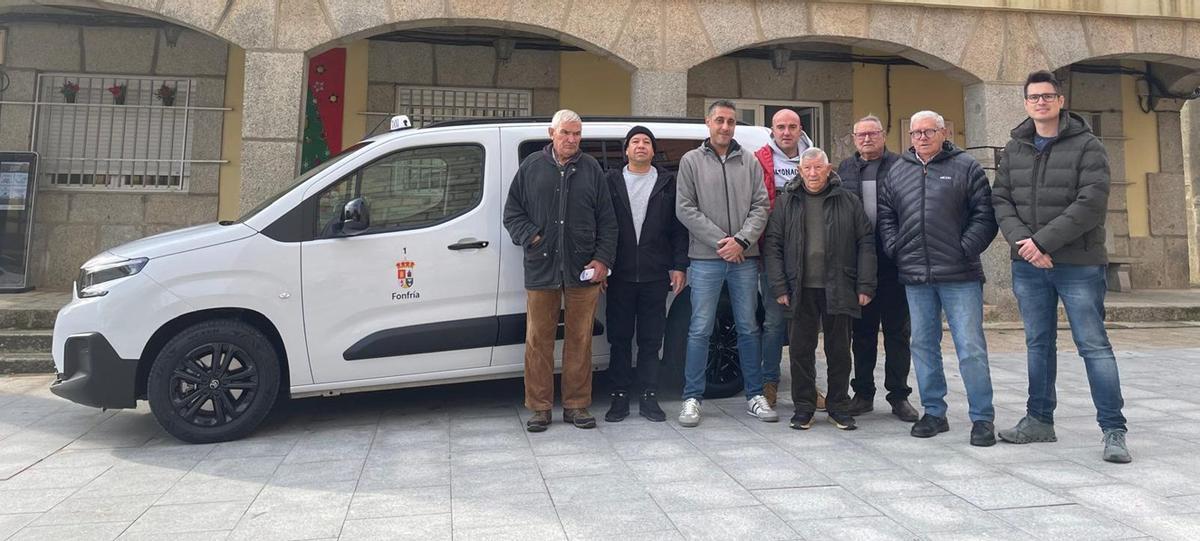 El nuevo alistano junto a la corporación municipal de Fonfría.