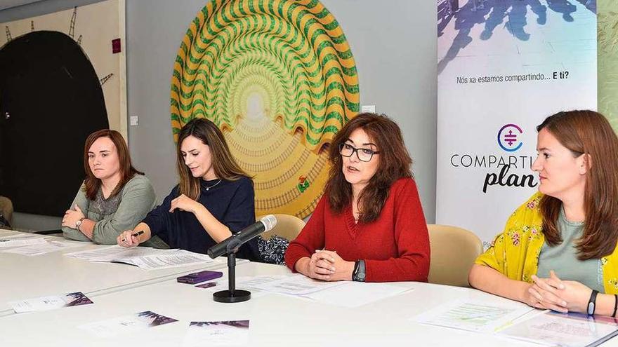 No medio, a deputada Ánxela Franco cunha técnica de Igualdade e ao fondo membros da empresa Deloga.