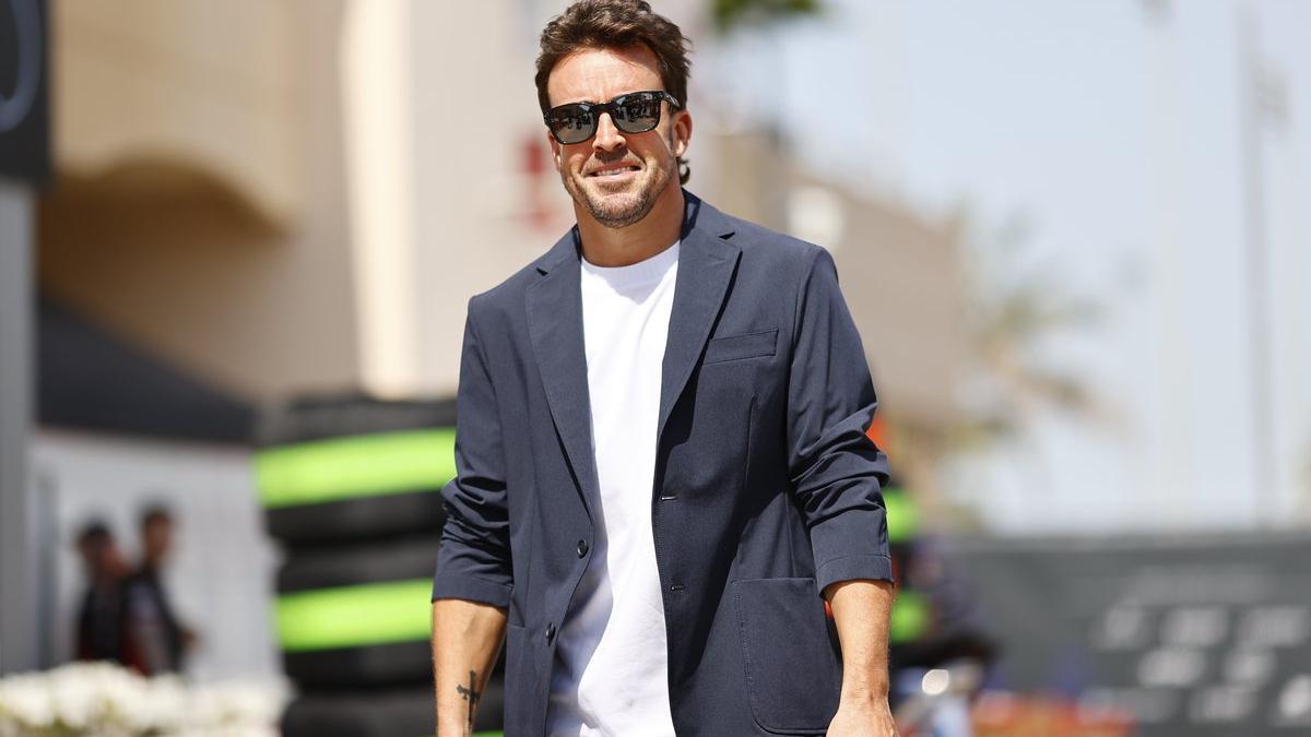 Alonso, a su llegada al circuito de Sakhir, donde mañana arranca la temporada de F1