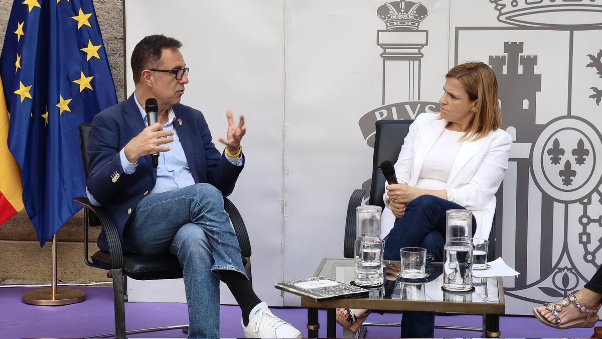 Lorente y Bernabé dialogan en la Delegación de Gobierno, en València, este jueves.