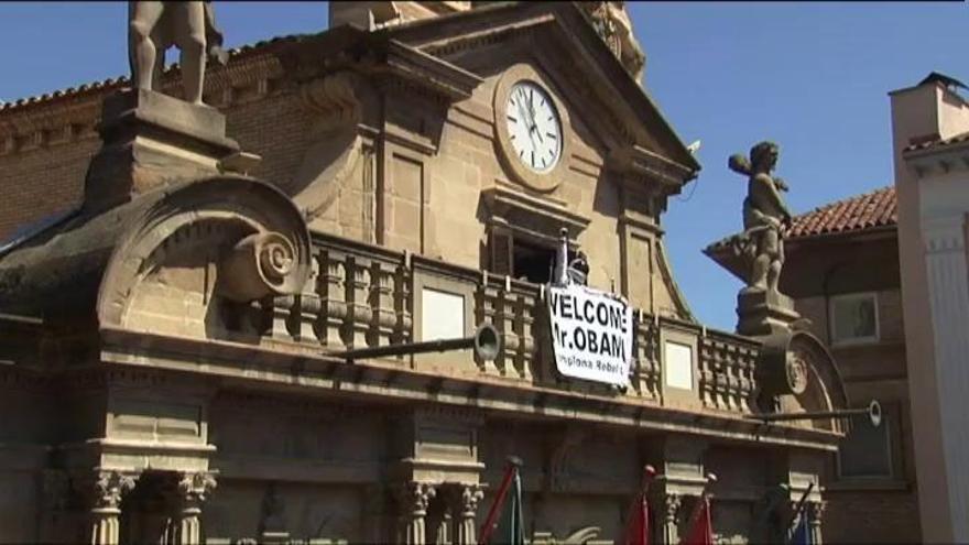 Un 'astronauta' despliega una pancarta de bienvenida a Obama en los Sanfermines