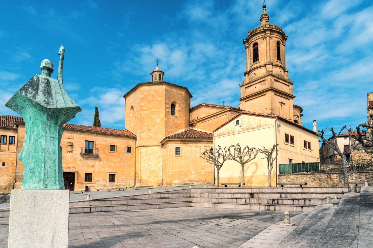 Monumento a Santo Domingo de Silos frente al monasterio que lleva su nombre, símbolo de la espiritualidad y el arte románico en la provincia de Burgos.