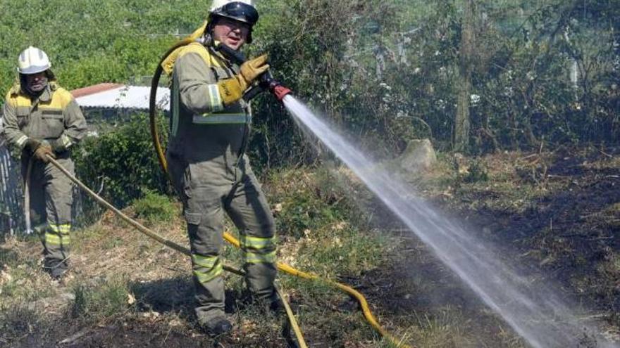 El incendio de ayer por la tarde en Ribadumia fue sofocado por las brigadas autonómicas.  // Noé Parga